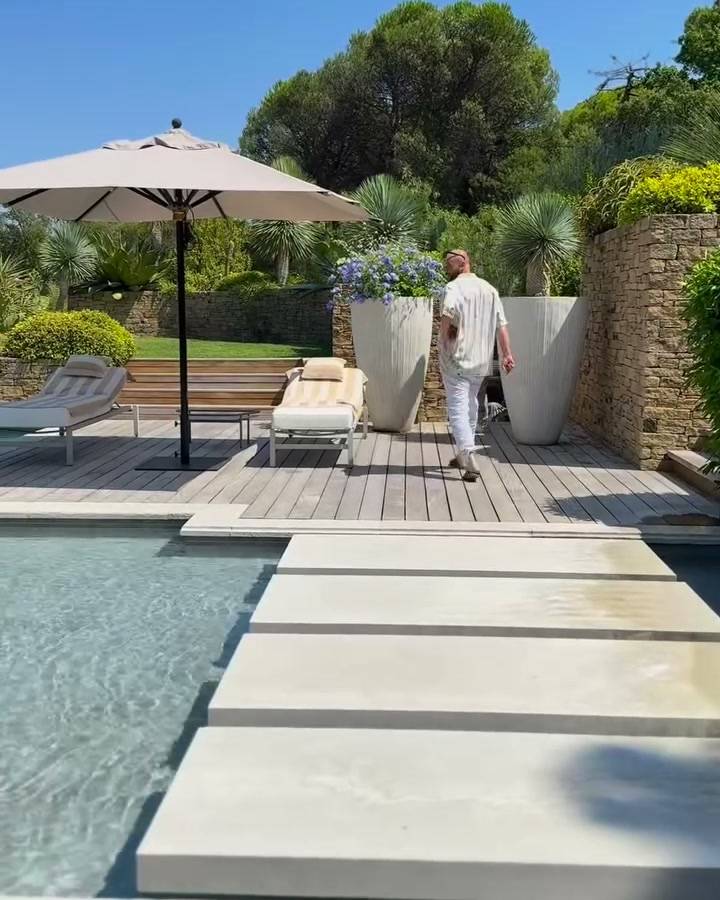 Jaimi Teychene à Saint-Tropez : la villa et sa piscine, les courses chez le fromager, ses assiettes et la table dressée.